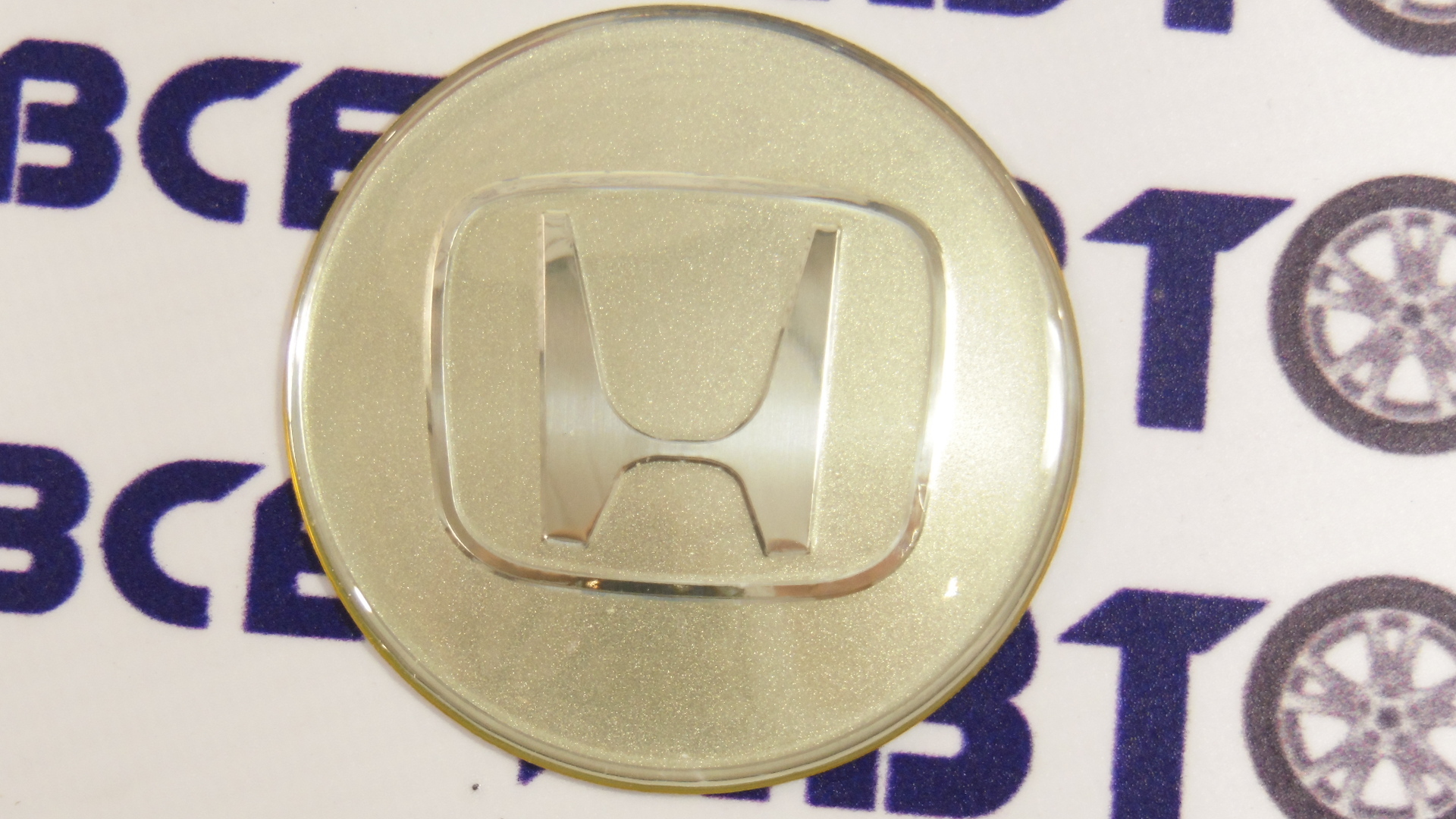Наклейка эмблема на диски (65мм) HONDA комплект 4шт золотой
