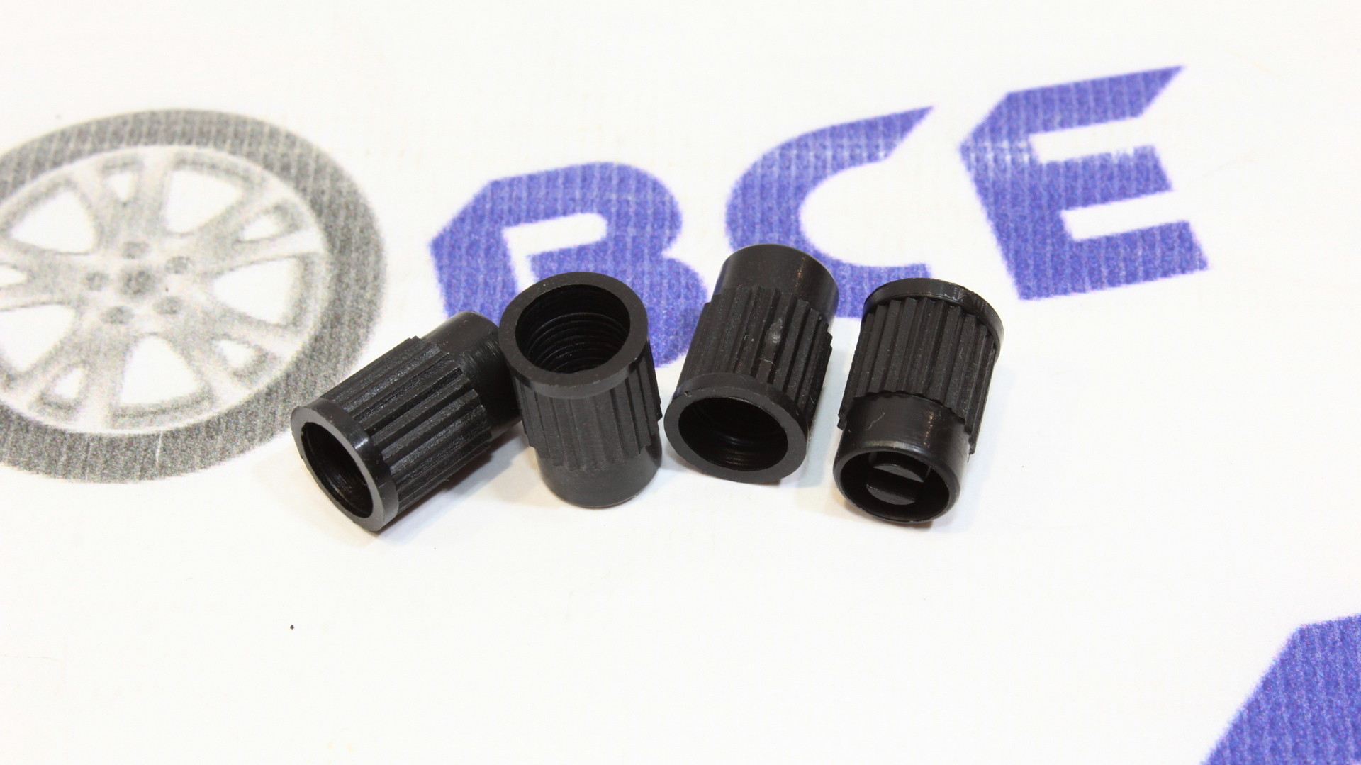 Колпачки на шинный вентиль (черный,пластик) комплект 4шт