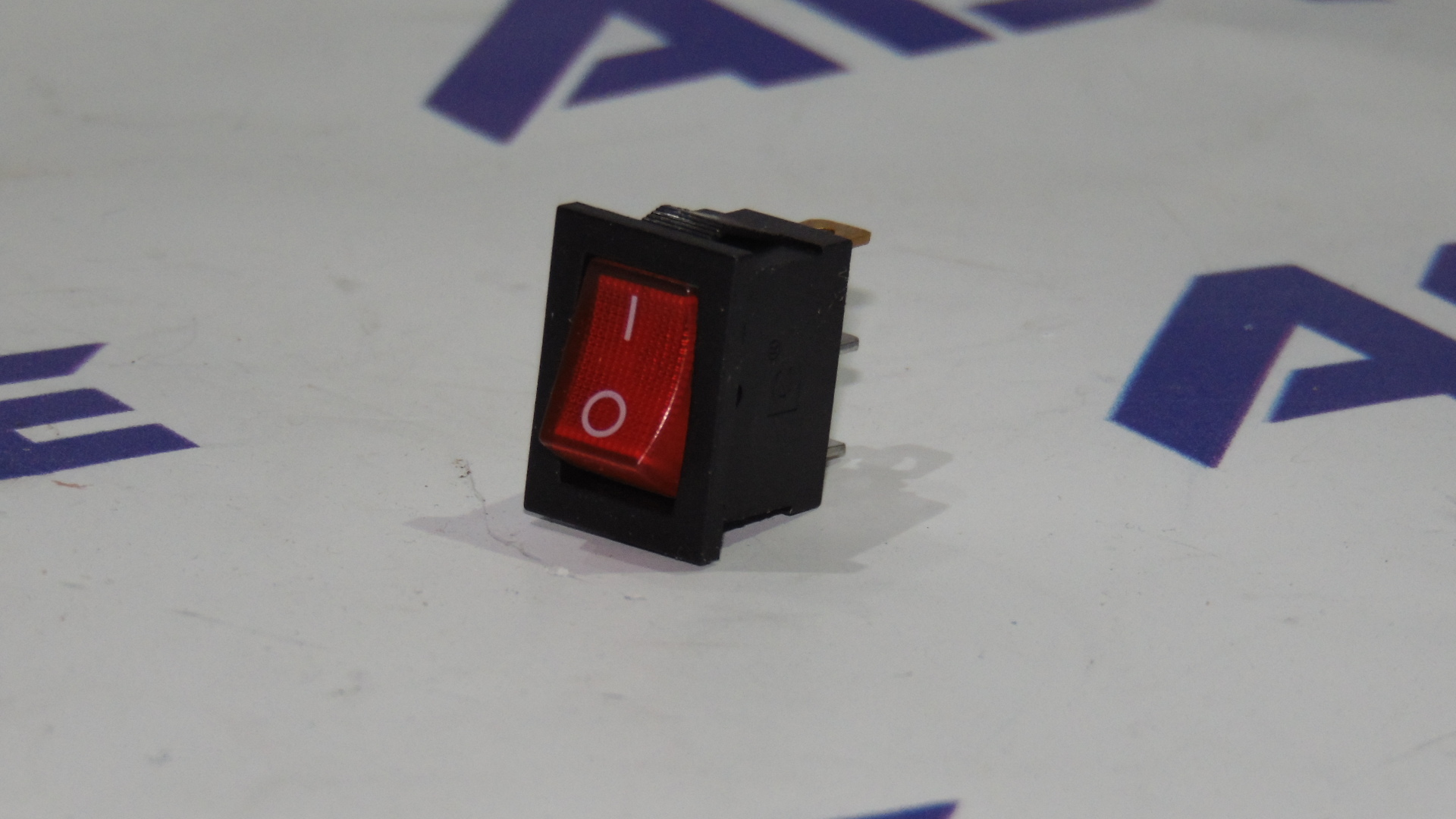 Клавиша (кнопка) универсальная квадратная с подсветкой 12V (красная) Авар
